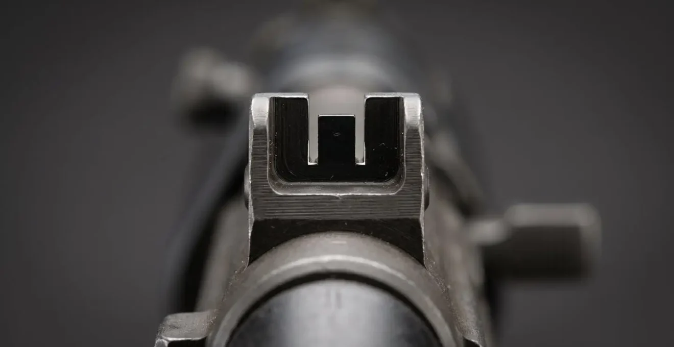 Vue macro détaillée d'un guidon de Fass 90 avec les filets de lumière visibles de chaque côté