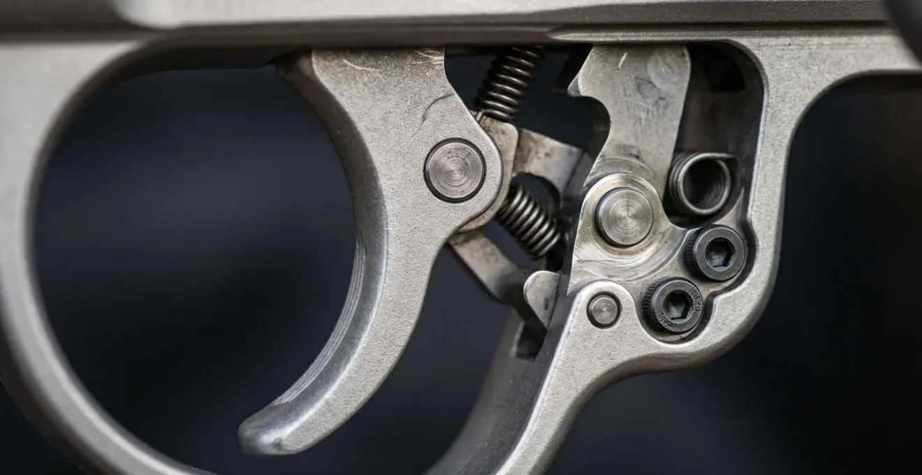Vue macro détaillée du mécanisme de détente à double bossette d'une arme de tir sportif