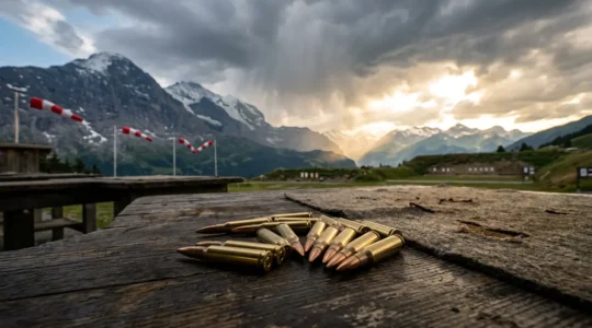 Munitions GP90 5.6mm disposées sur un pas de tir avec conditions météorologiques variables en arrière-plan