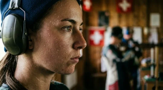 Tireur sportif suisse en position de concentration maximale pendant une compétition